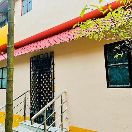 Spacious Apt With Antique Furniture ,Ac & Kitchen Kolkata Exterior photo